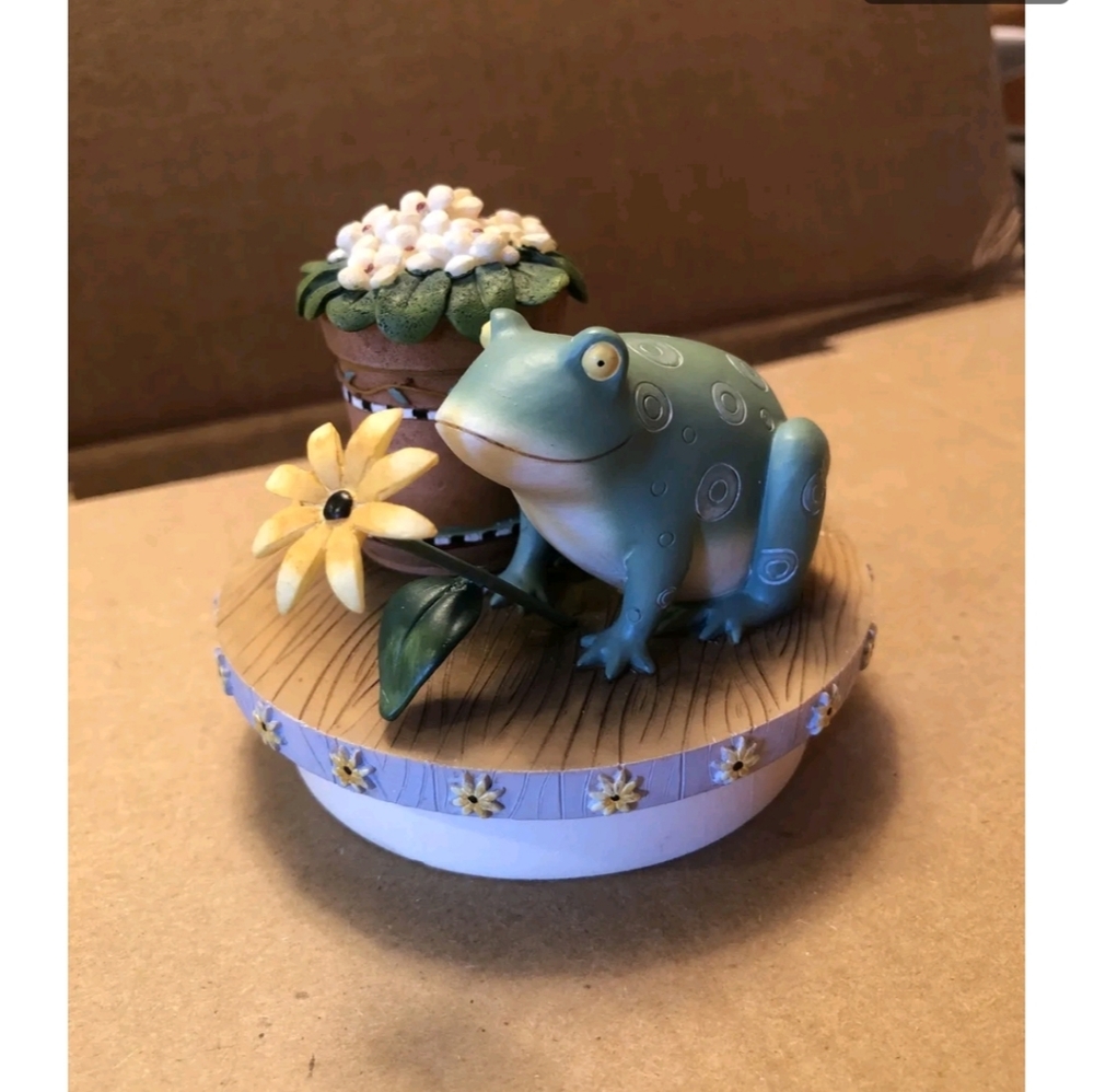 Debbie Mumm froggie Candle topper